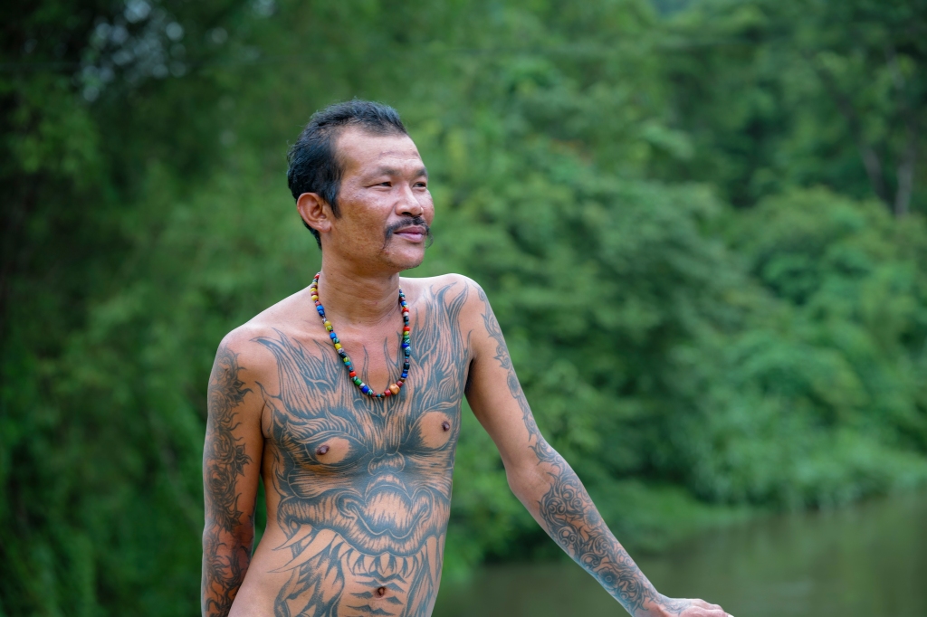 A Jungle Guide brandishing his regional tattoos to scare off his own monsters